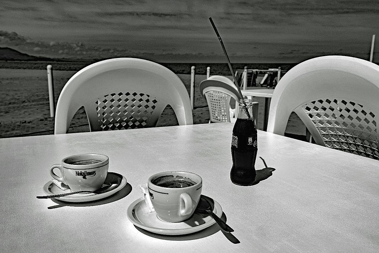 海滩咖啡馆黑白图片高清摄影