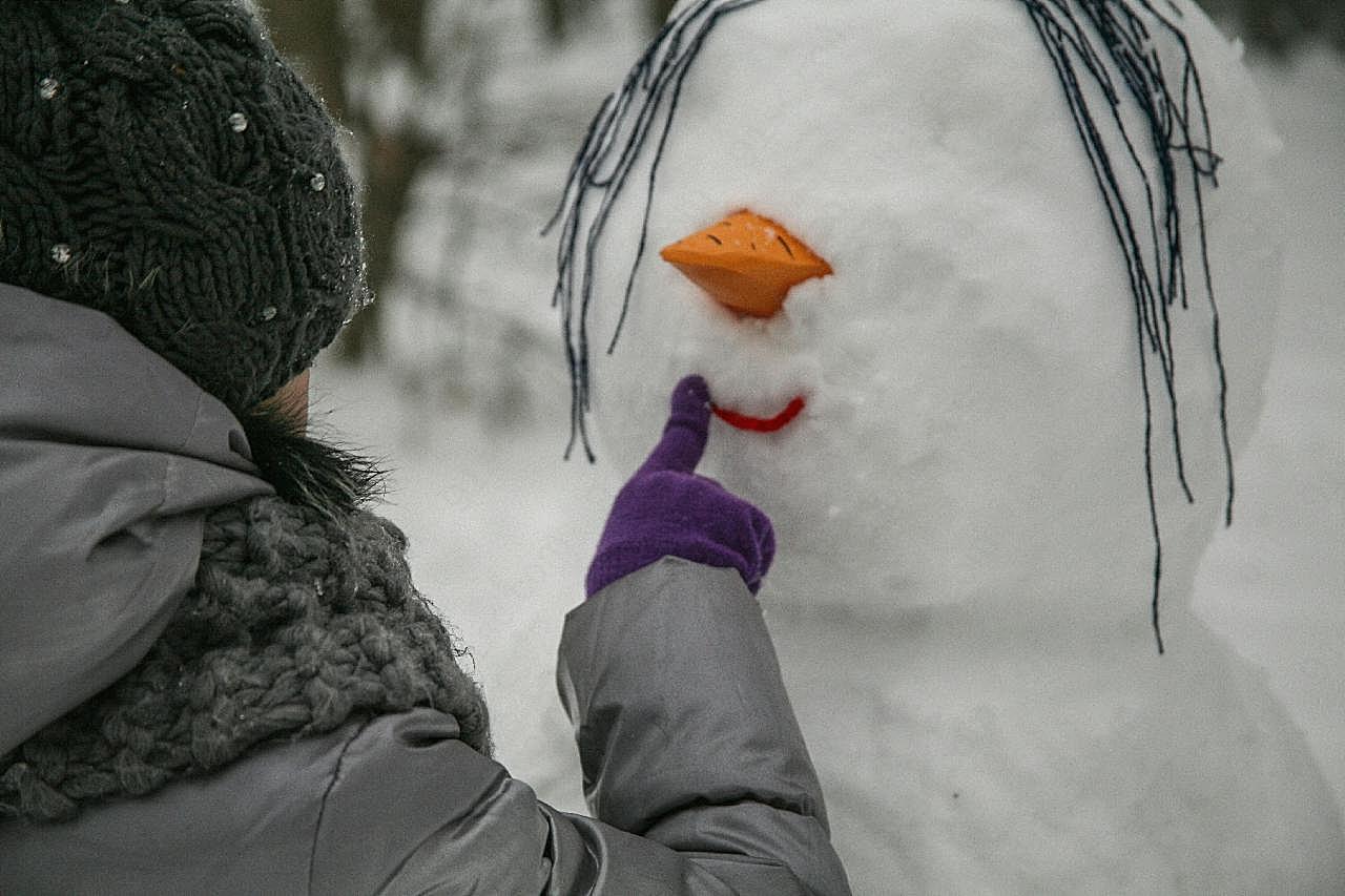 小孩子堆雪人图片人物速写