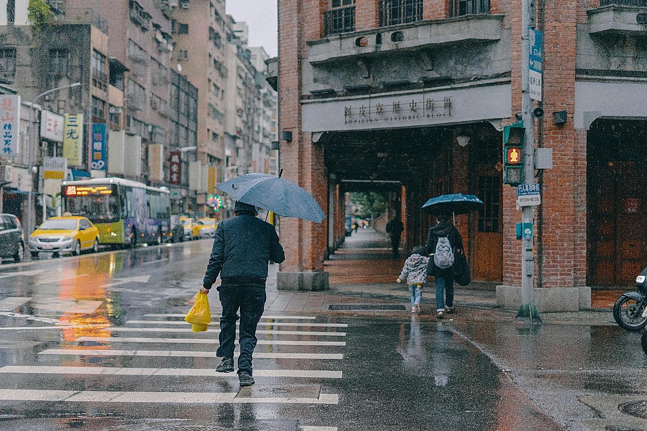 雨中撑伞走路背影图片人物速写