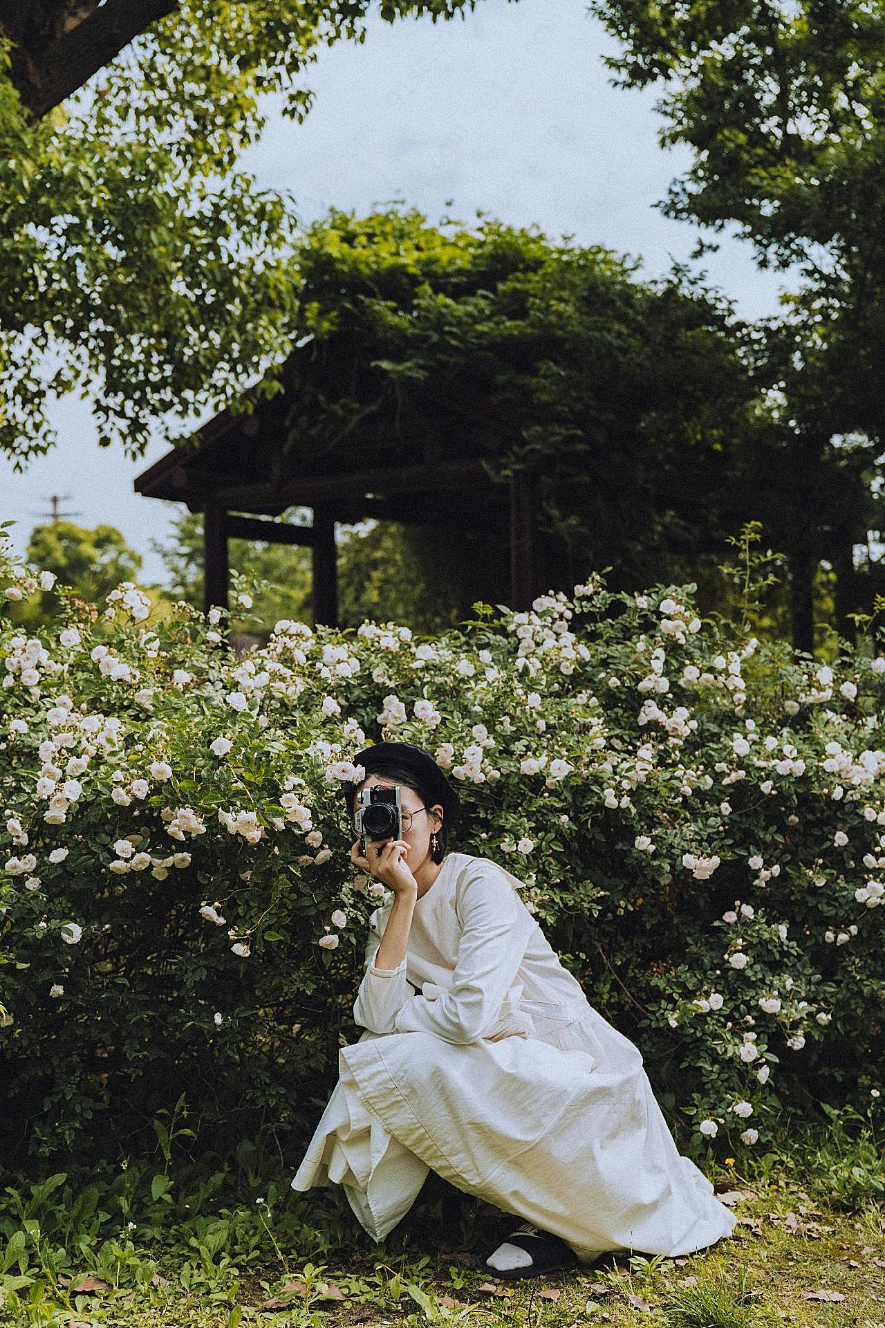 拿相机的文艺女生图片人物速写