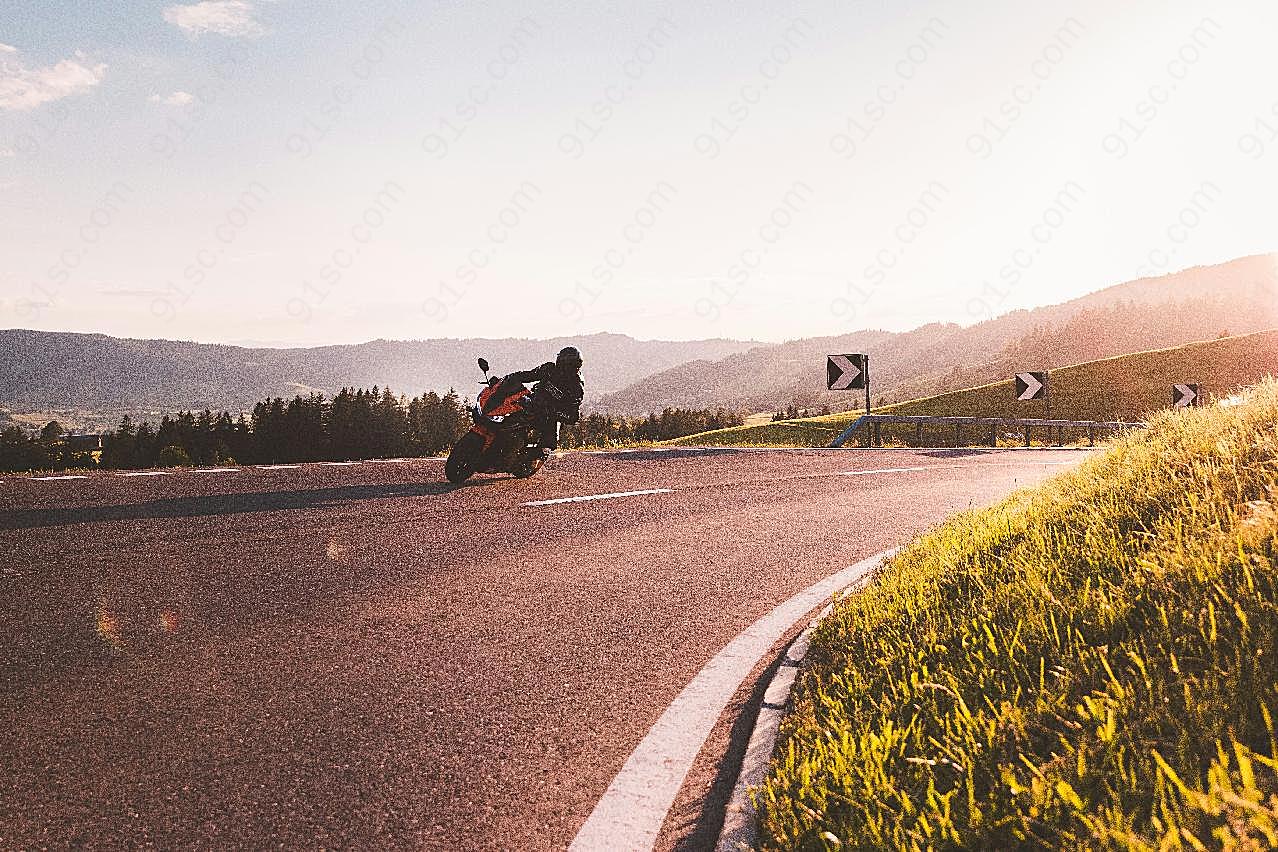 摩托车弯道骑行图片摄影人物