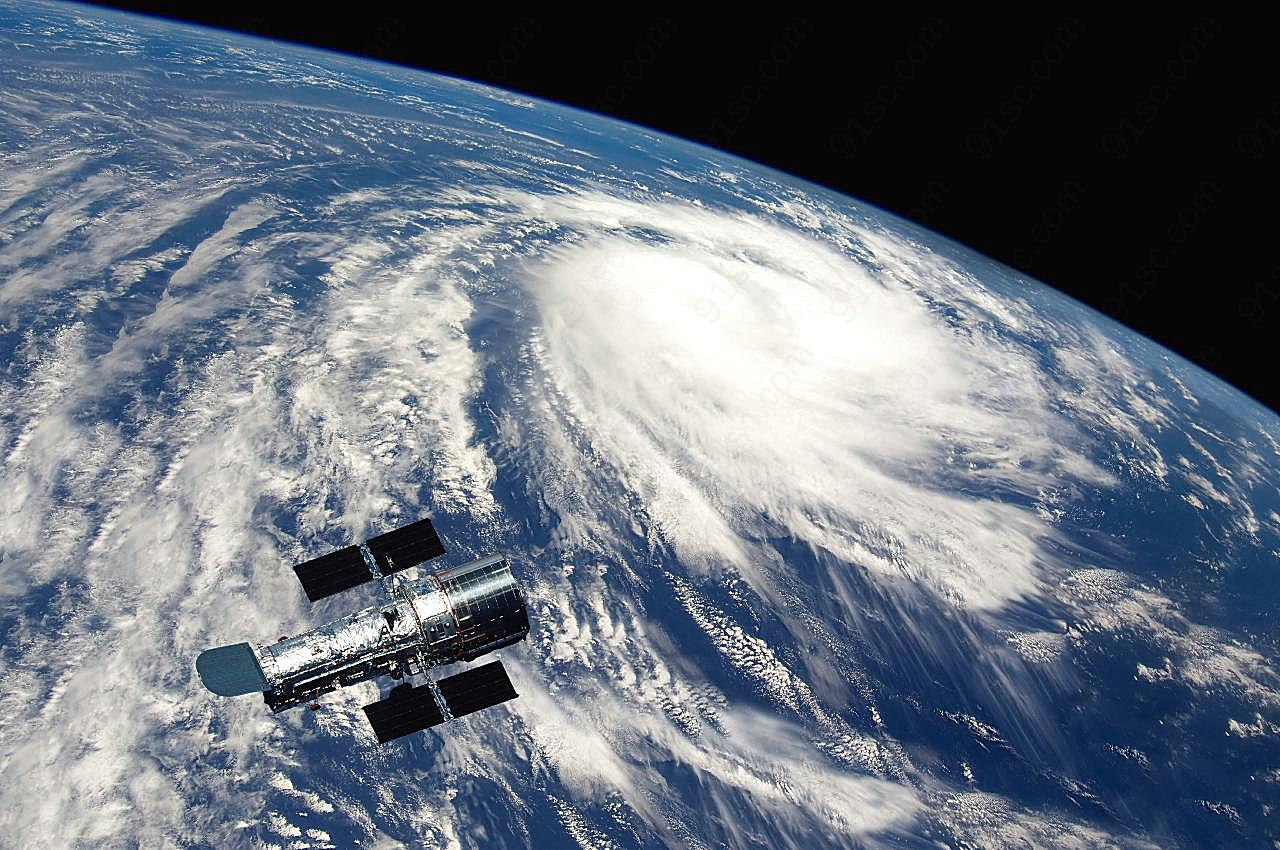 卫星与地球上空的云团图片太空图片