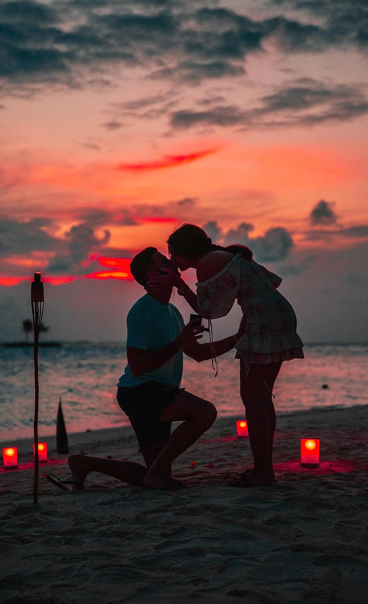 海滩情侣浪漫接吻图片人物