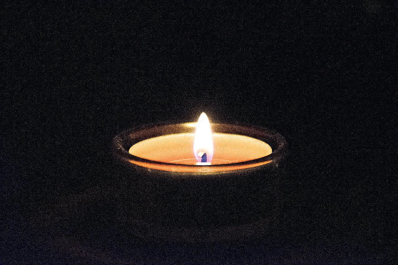 圣诞前夕蜡烛火焰图片百科摄影