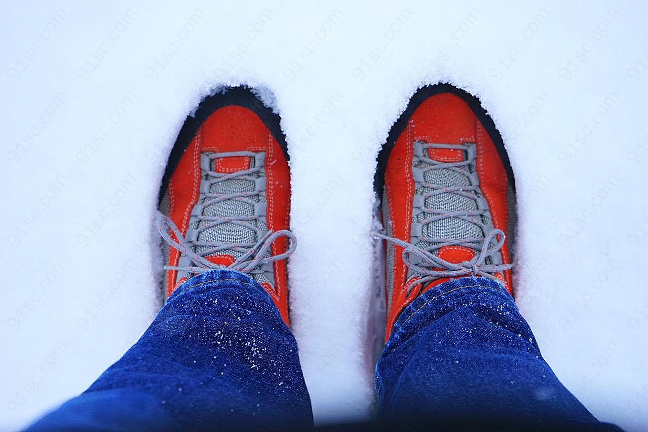 踩在雪地里的脚图片人物速写