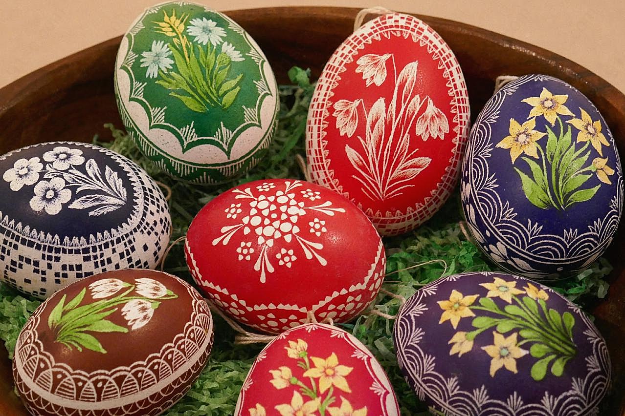 复活节手绘彩色鸡蛋图片摄影