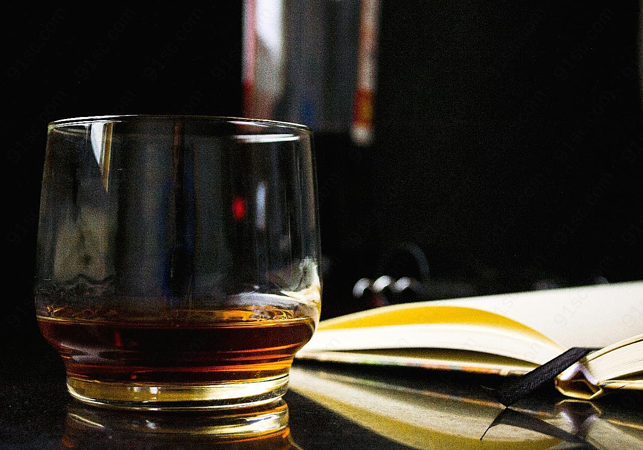 威士忌酒杯图片玻璃杯
