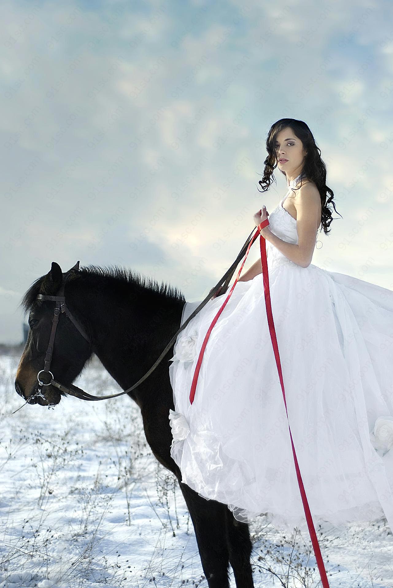 雪地骑马的卷发新娘图片人物