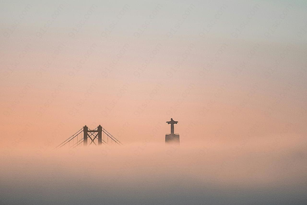 晨雾笼罩中的吊桥图片高清