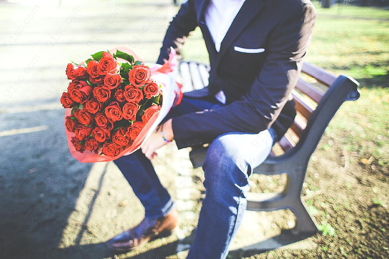 拿玫瑰捧花的男人图片摄影