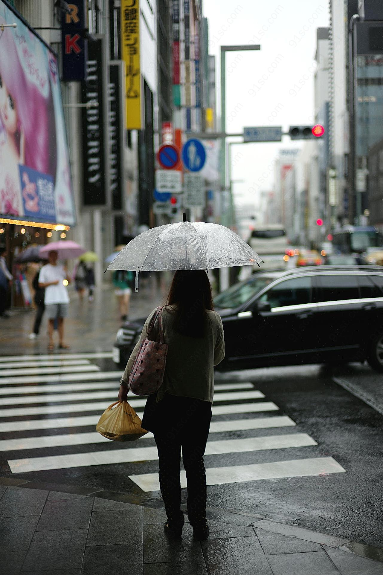 雨中街景图片高清人物