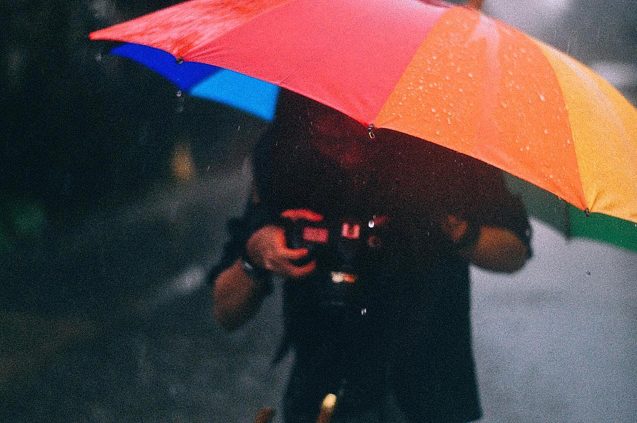 男人独自撑伞淋雨图片高清摄影