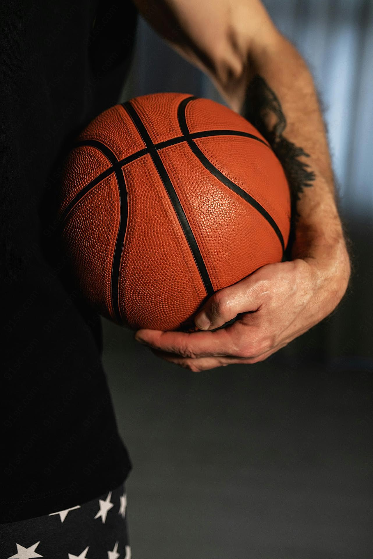 单手抱篮球图片高清