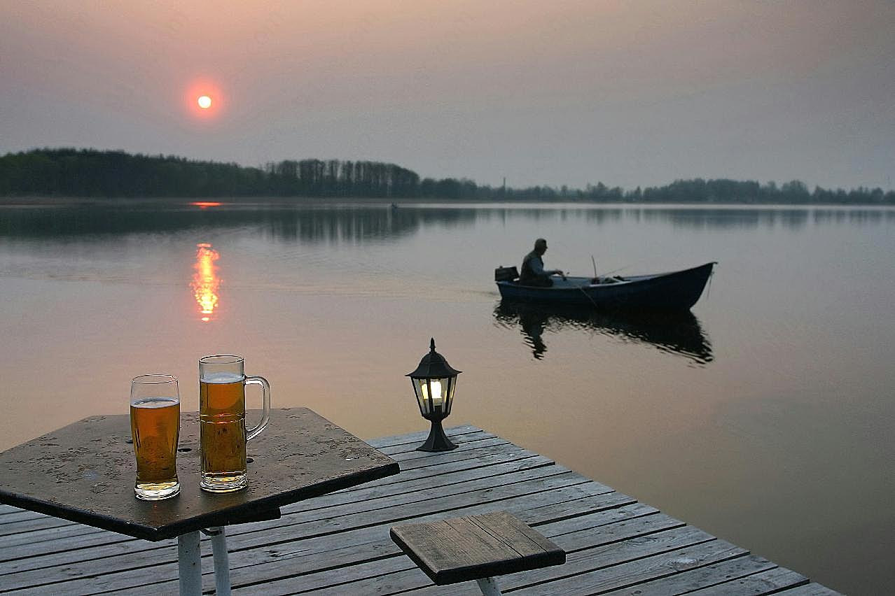 河边啤酒图片下载自然风景