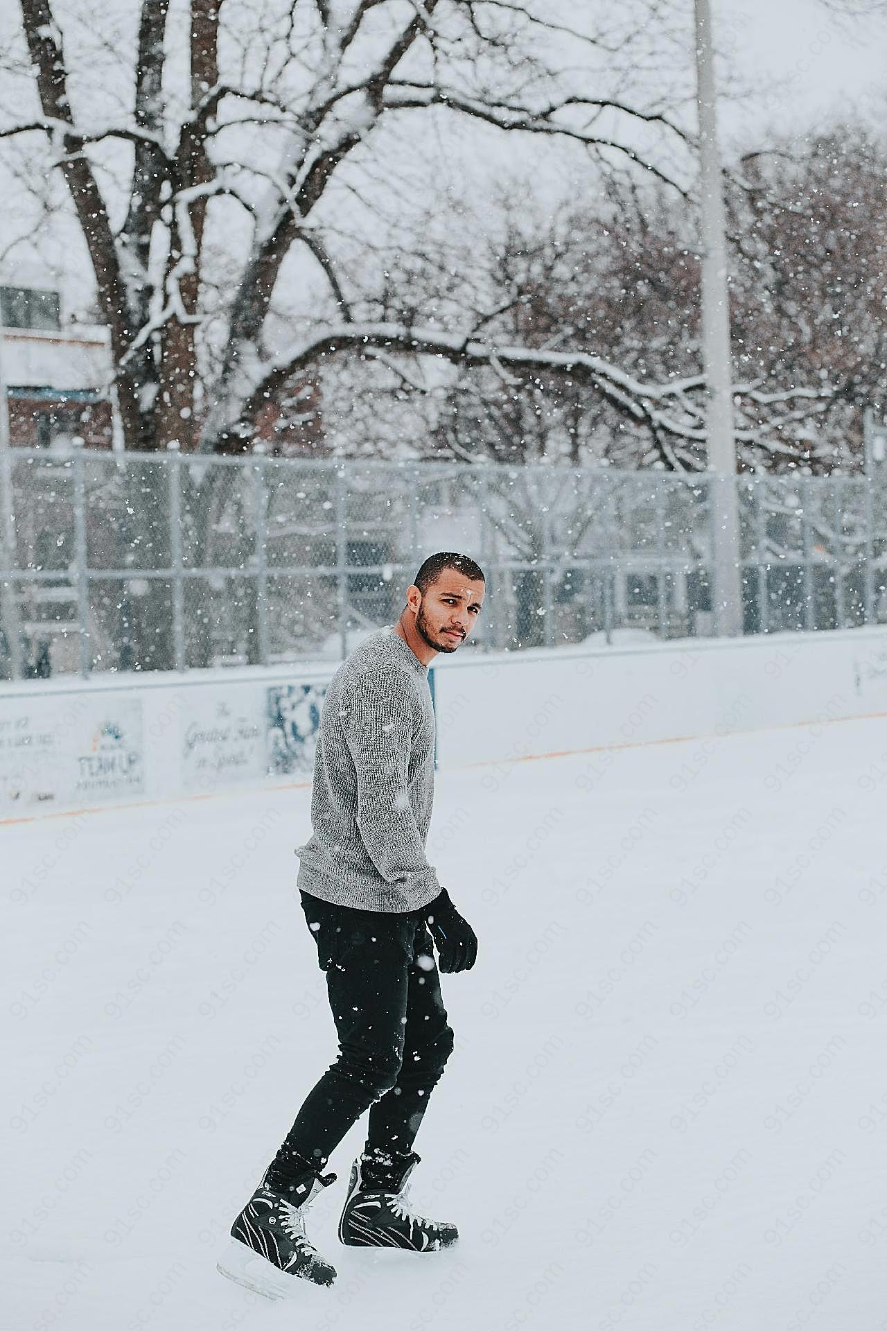 男人冬季户外溜冰图片高清艺术