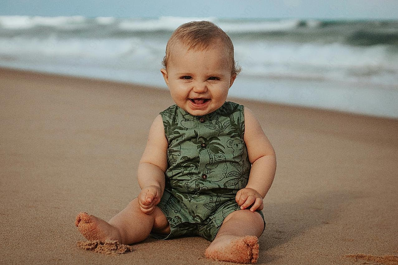 沙滩上可爱宝宝图片高清摄影