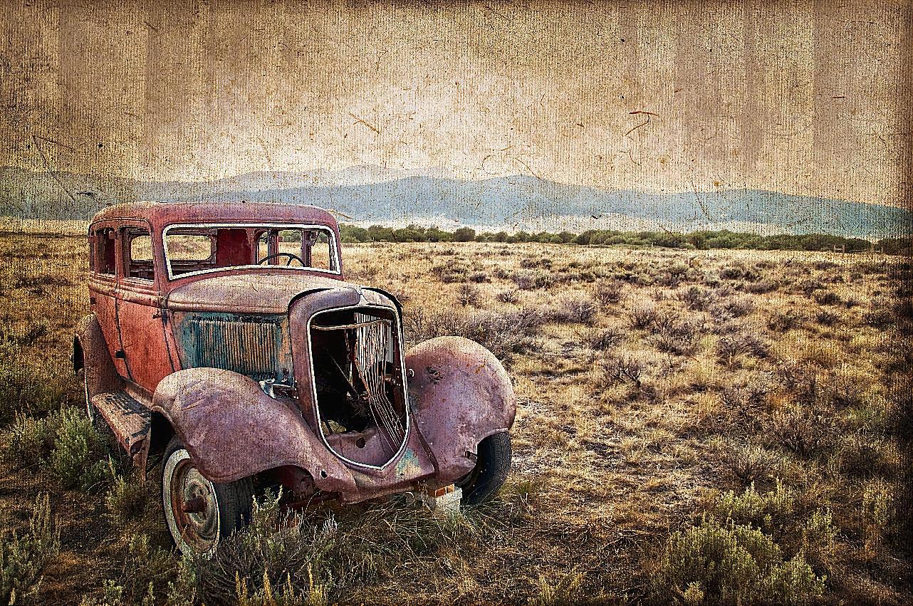 停在野草地上的老式图片汽车