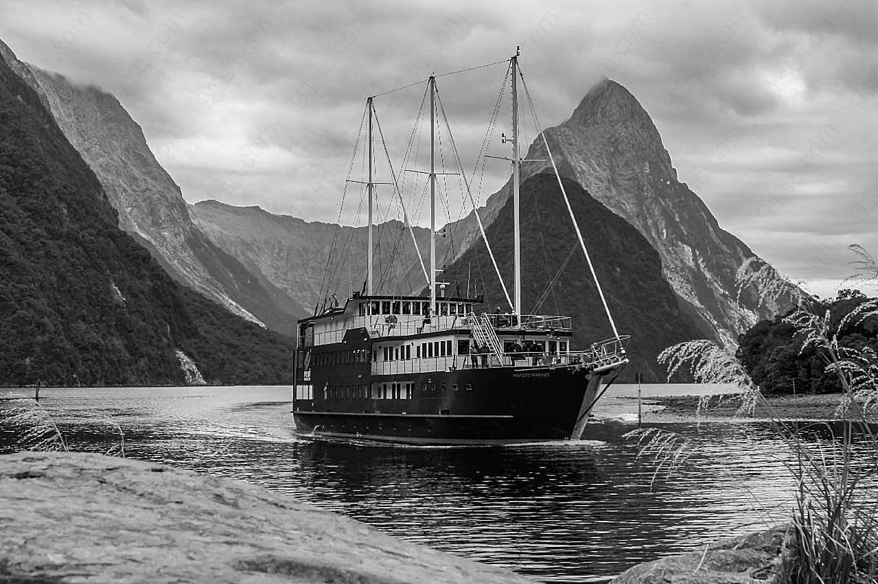 河中船只黑白图片摄影