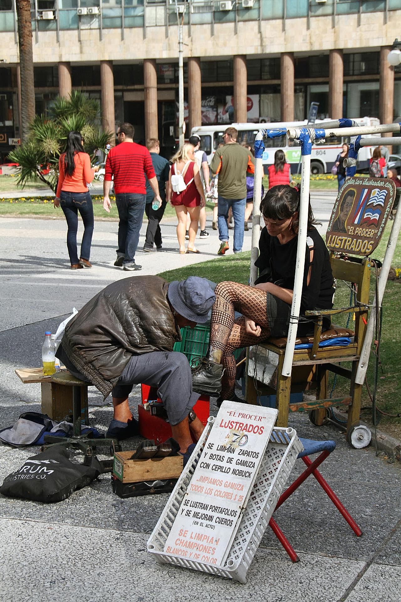 街头擦皮鞋图片摄影