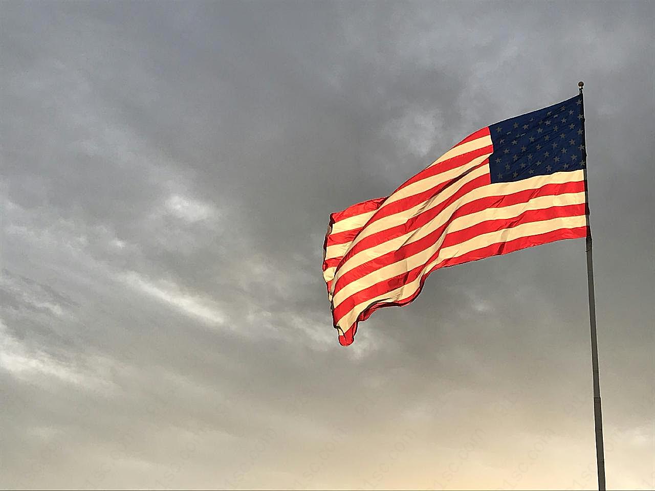 美国旗帜迎风飘扬美图片摄影