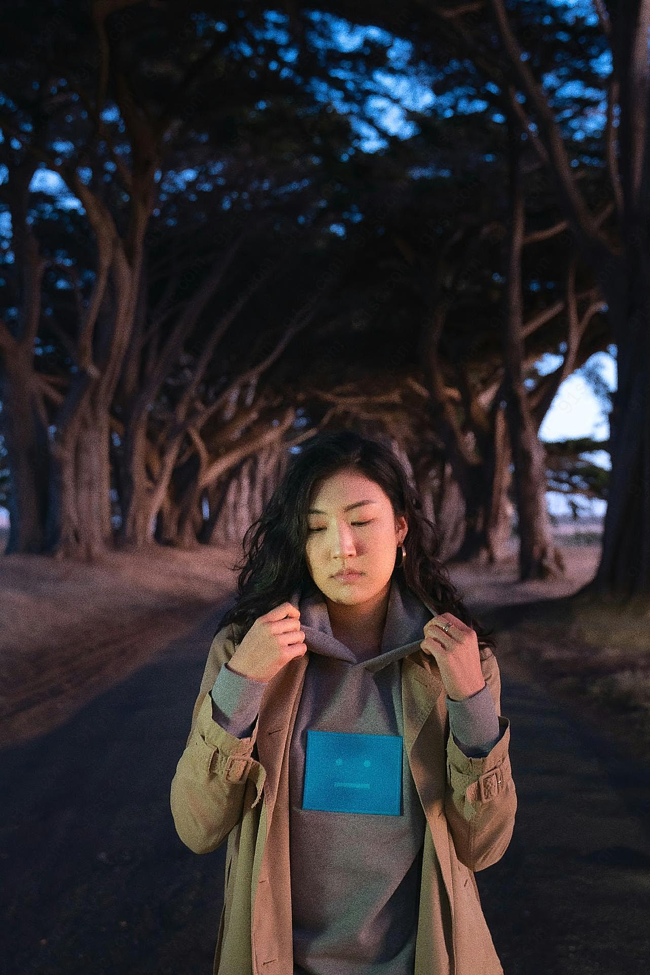 户外圆脸成熟女人图片人物速写