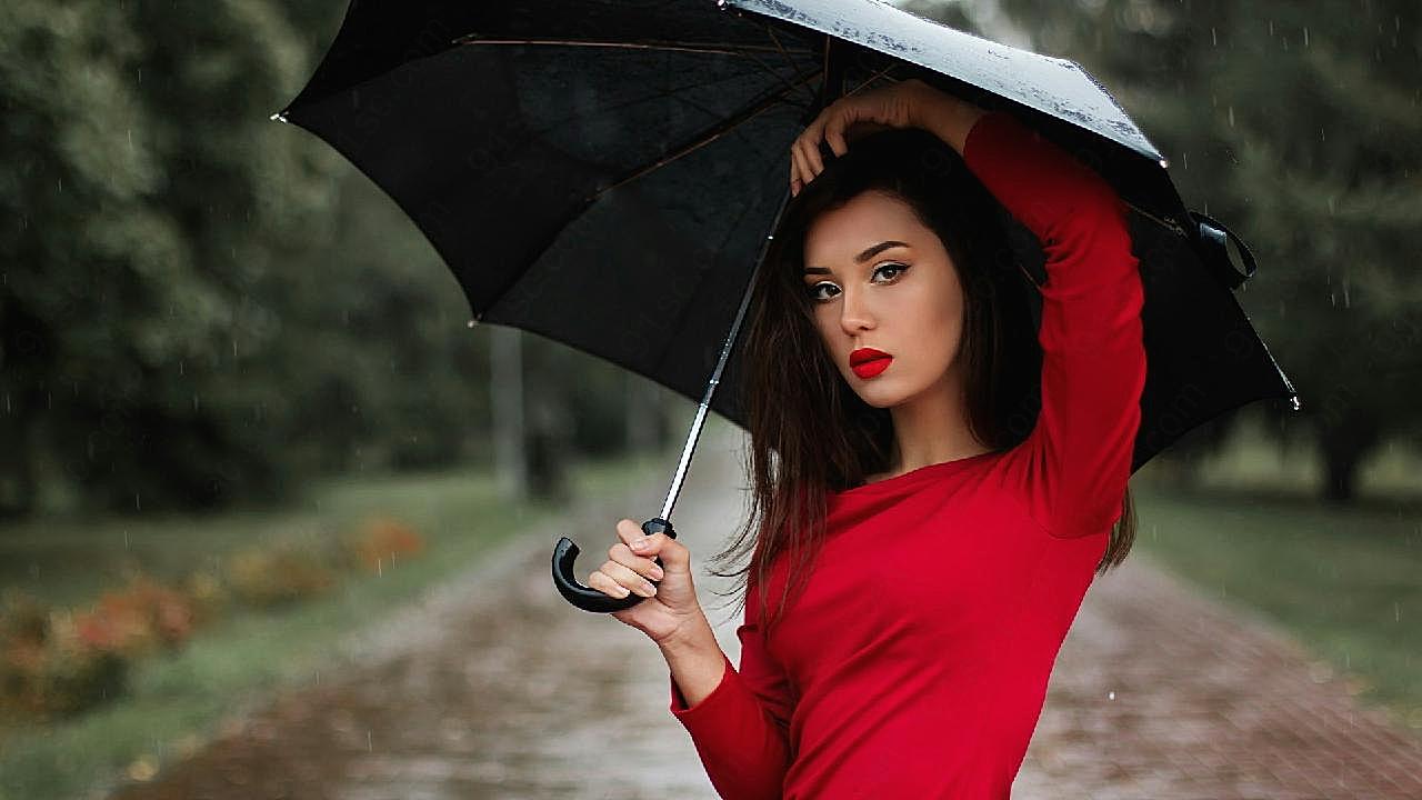 雨中的美女打伞图片人物速写
