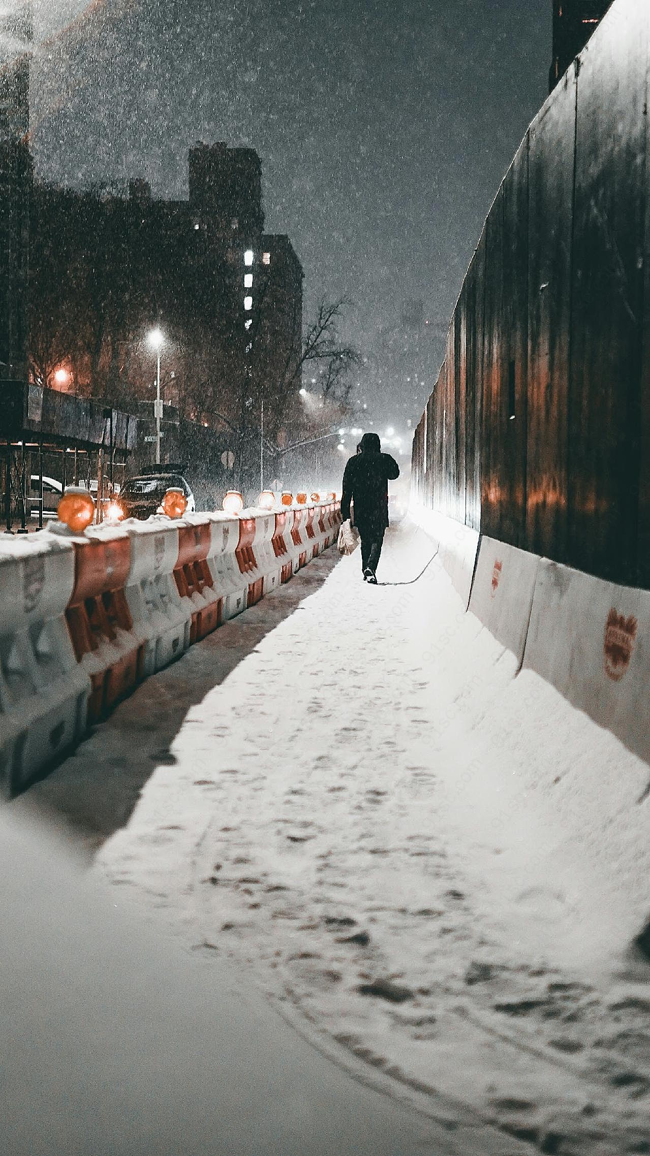 雪地行走背影图片人物摄影