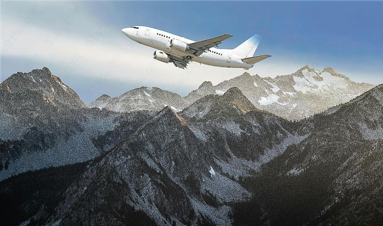 雪山上飞行飞机图片高清