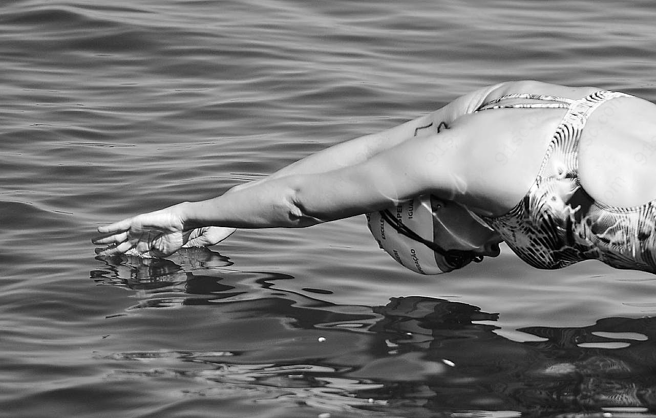 美女游泳黑白摄影图体育运动