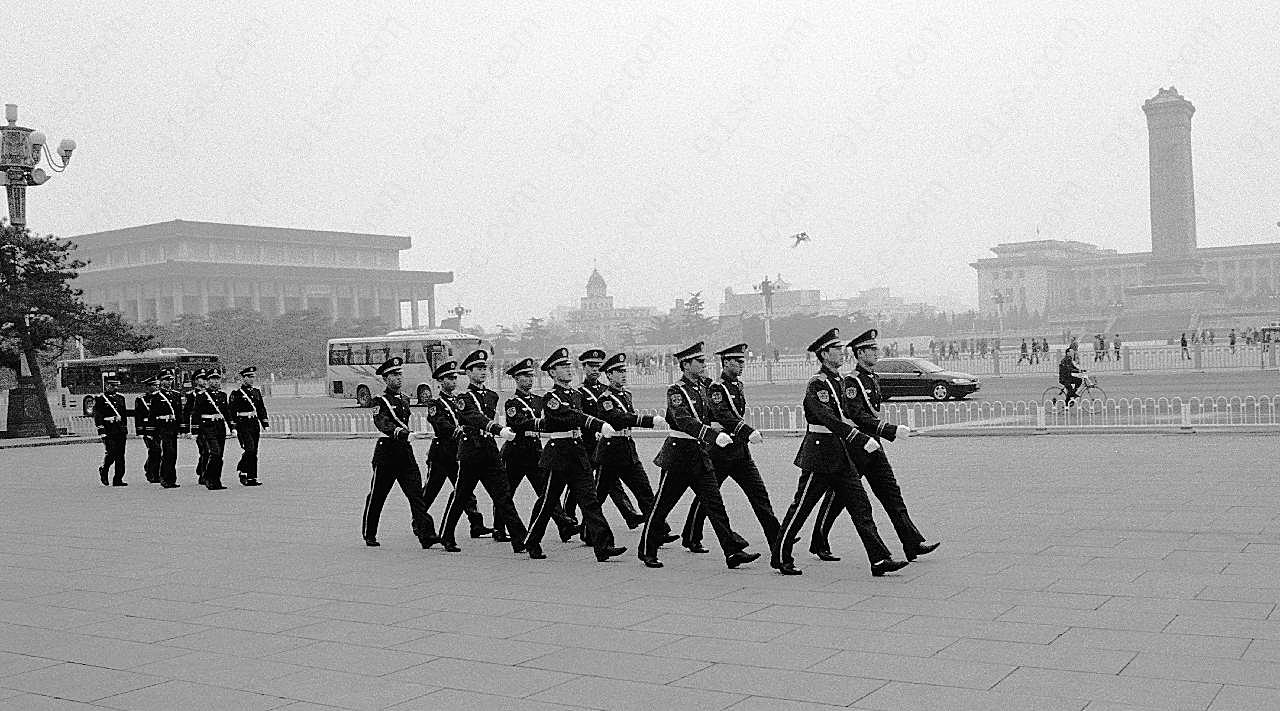 军人广场步操黑白图片人物速写