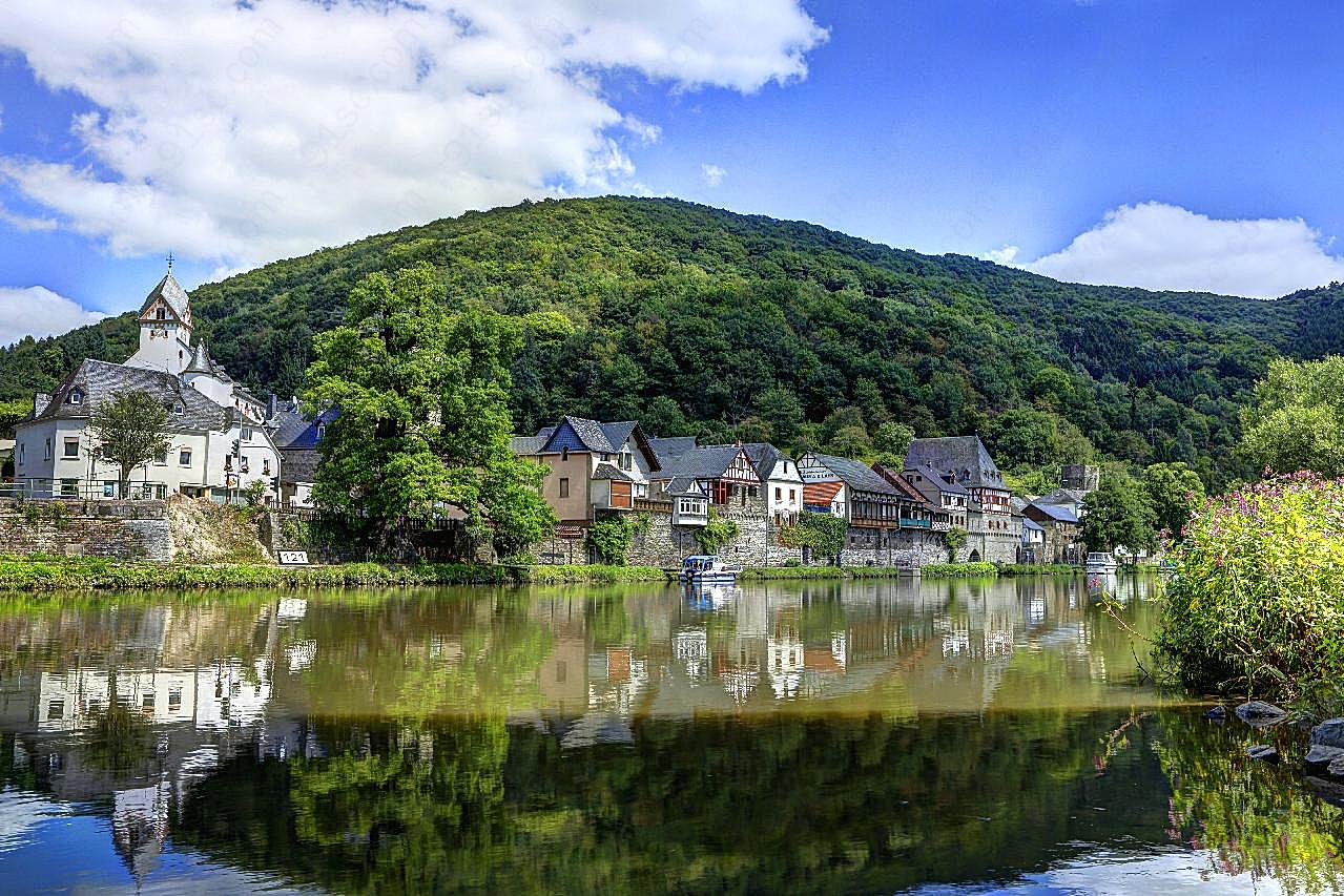 山坡下的欧洲小镇图片自然摄影