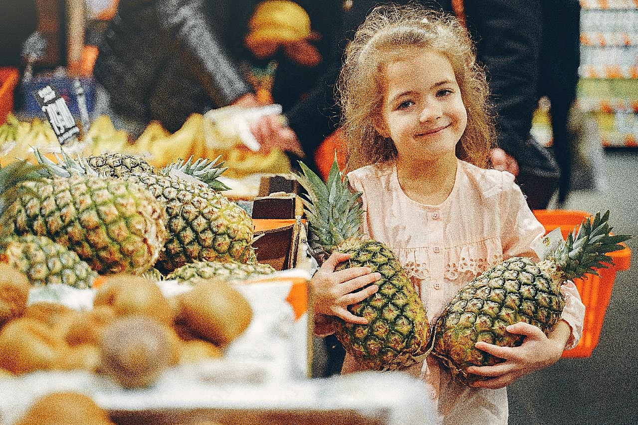 抱菠萝的小女孩图片摄影