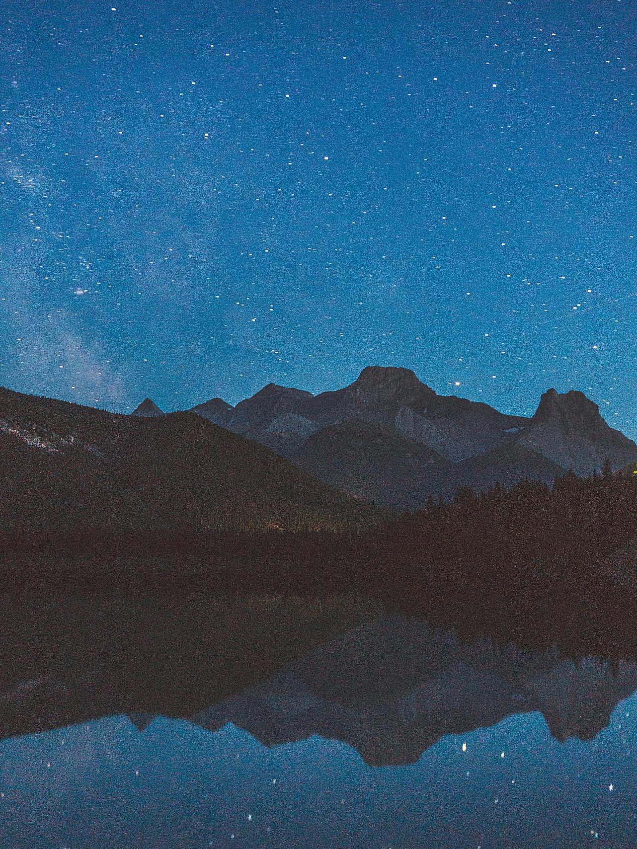 湖泊倒影宁静夜景图片摄影