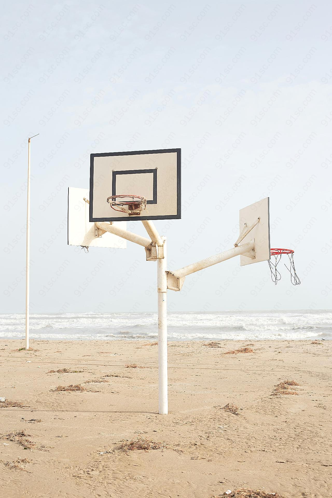 沙滩上的篮球框图片百科摄影