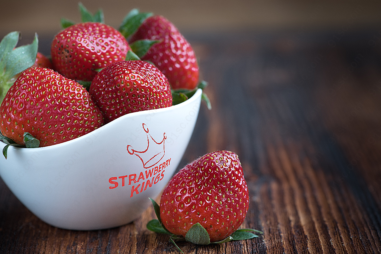 草莓碗logo样机广告设计