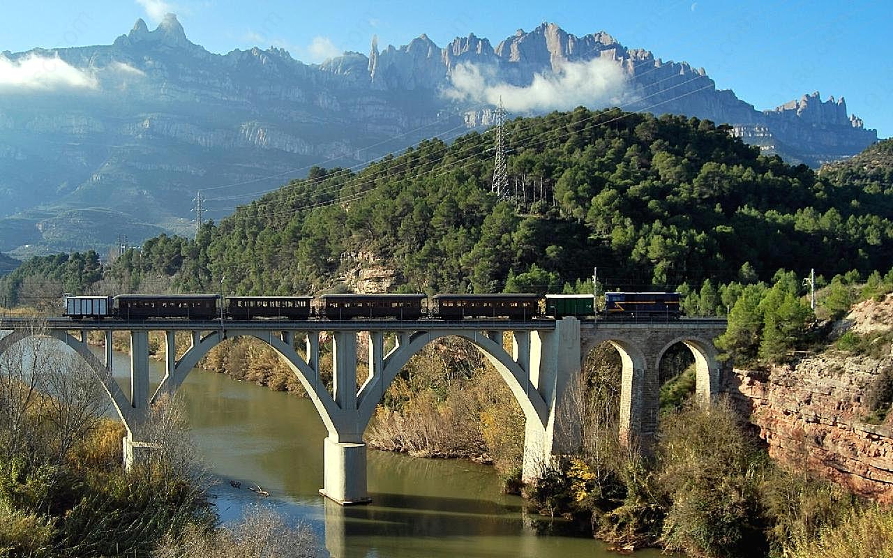 桥上行驶的火车图片交通工具