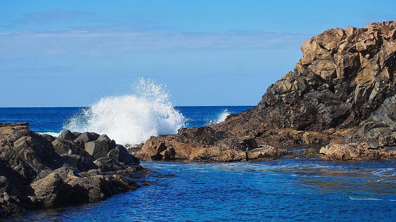 海浪拍打岩石图片大海