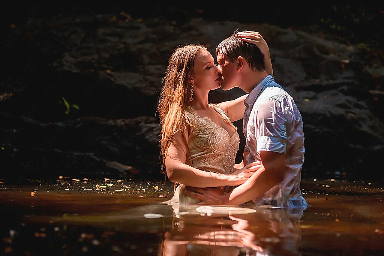 水中激情接吻人物摄影