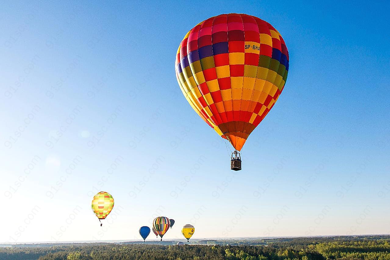 空中飞升多彩热气球图片摄影