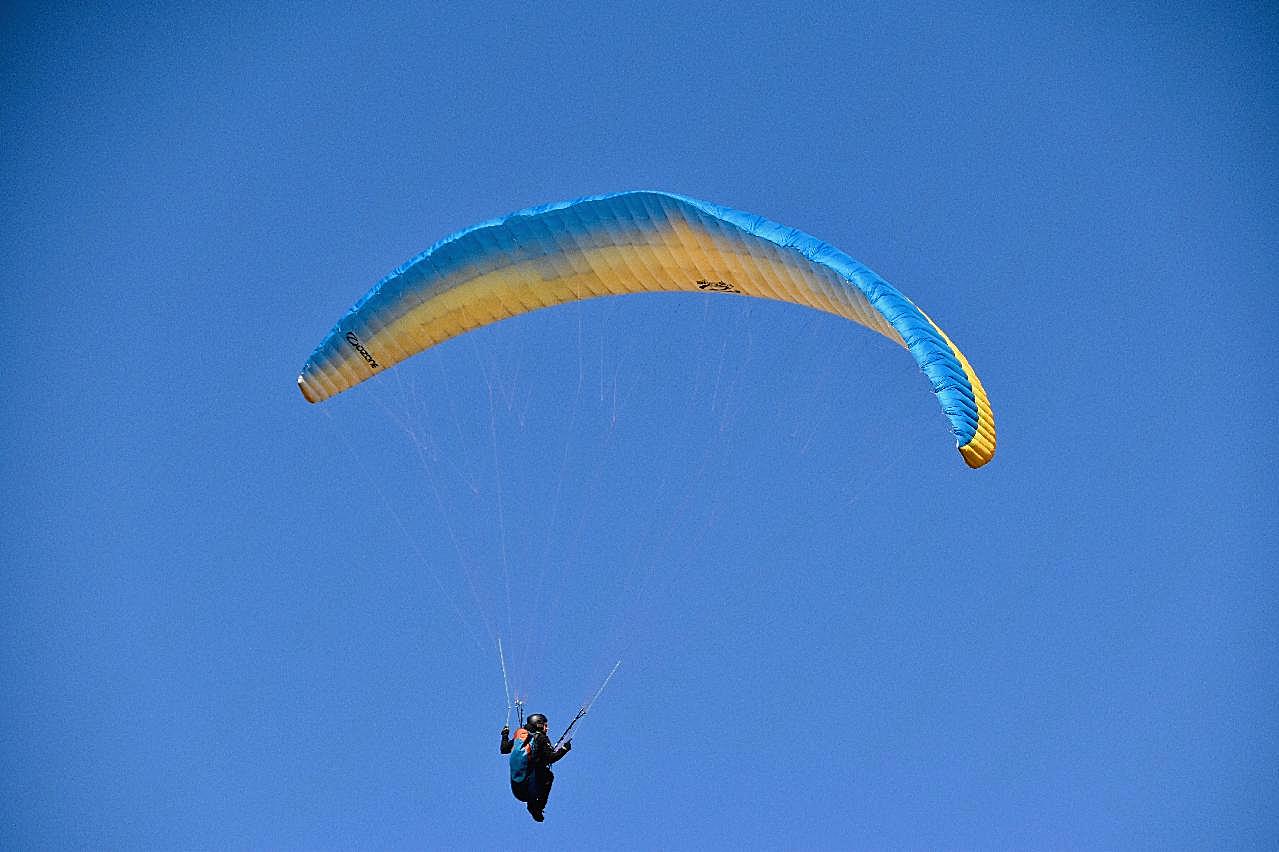 高空跳伞单人背影图片艺术文化