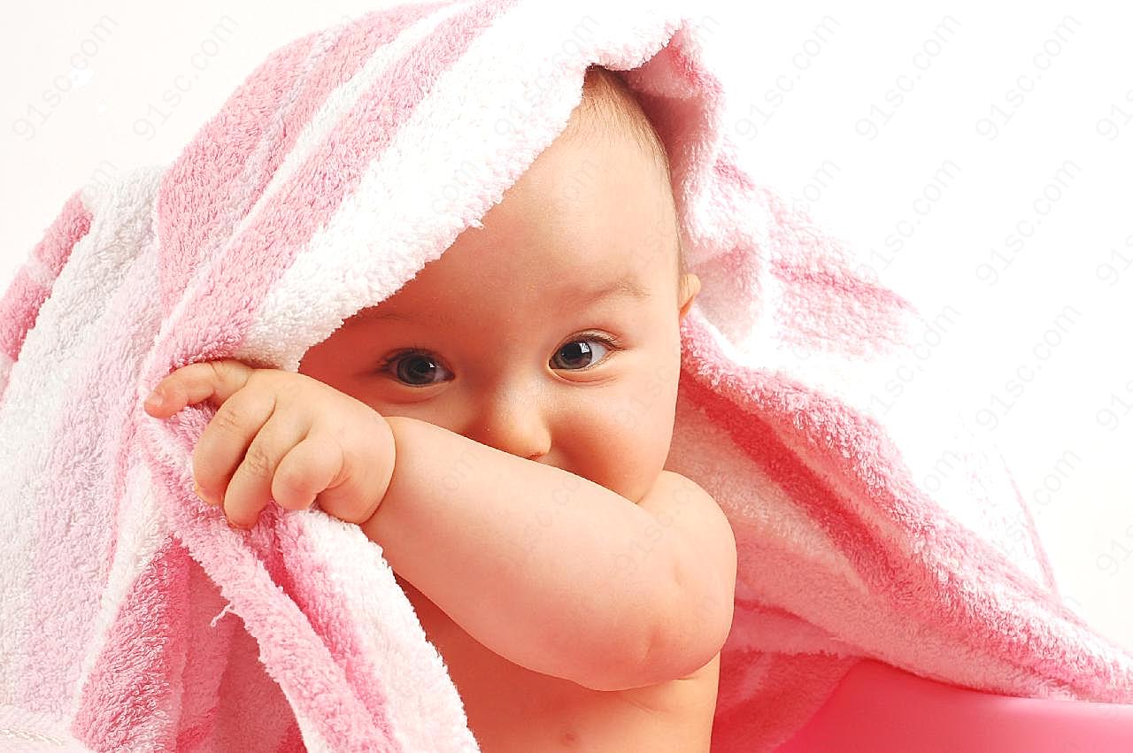 披着毛巾的婴儿儿童幼儿