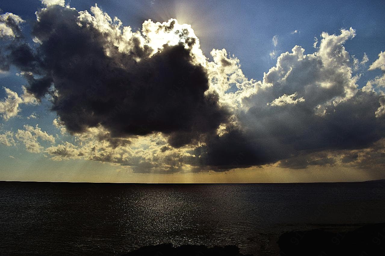 海上乌云蔽日图片自然摄影