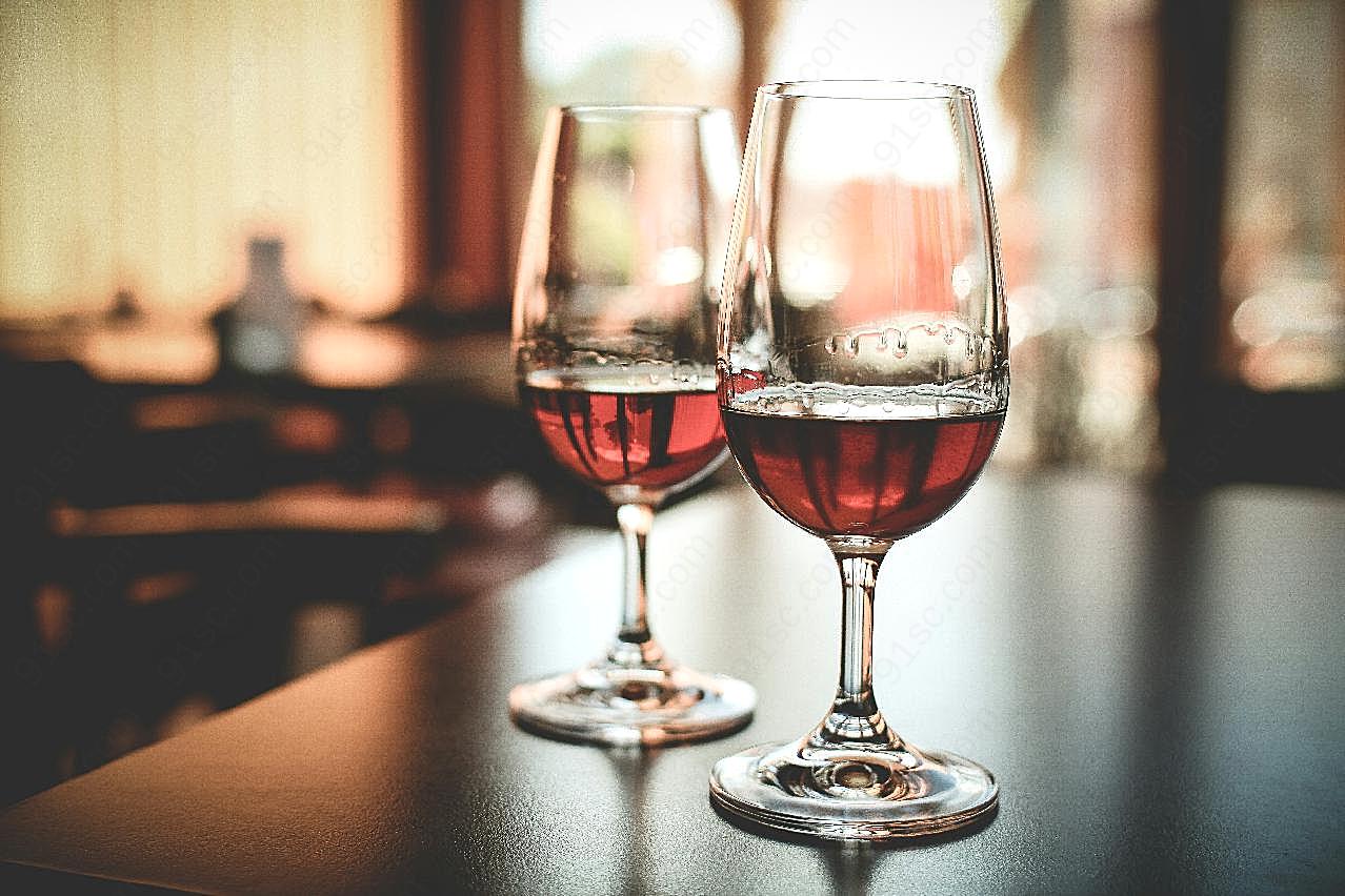 红酒和杯的图片酒类