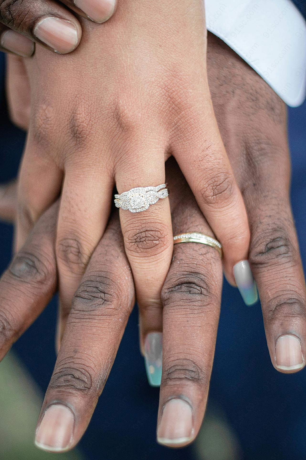无名指上戴着戒指的夫妇图片手势图片