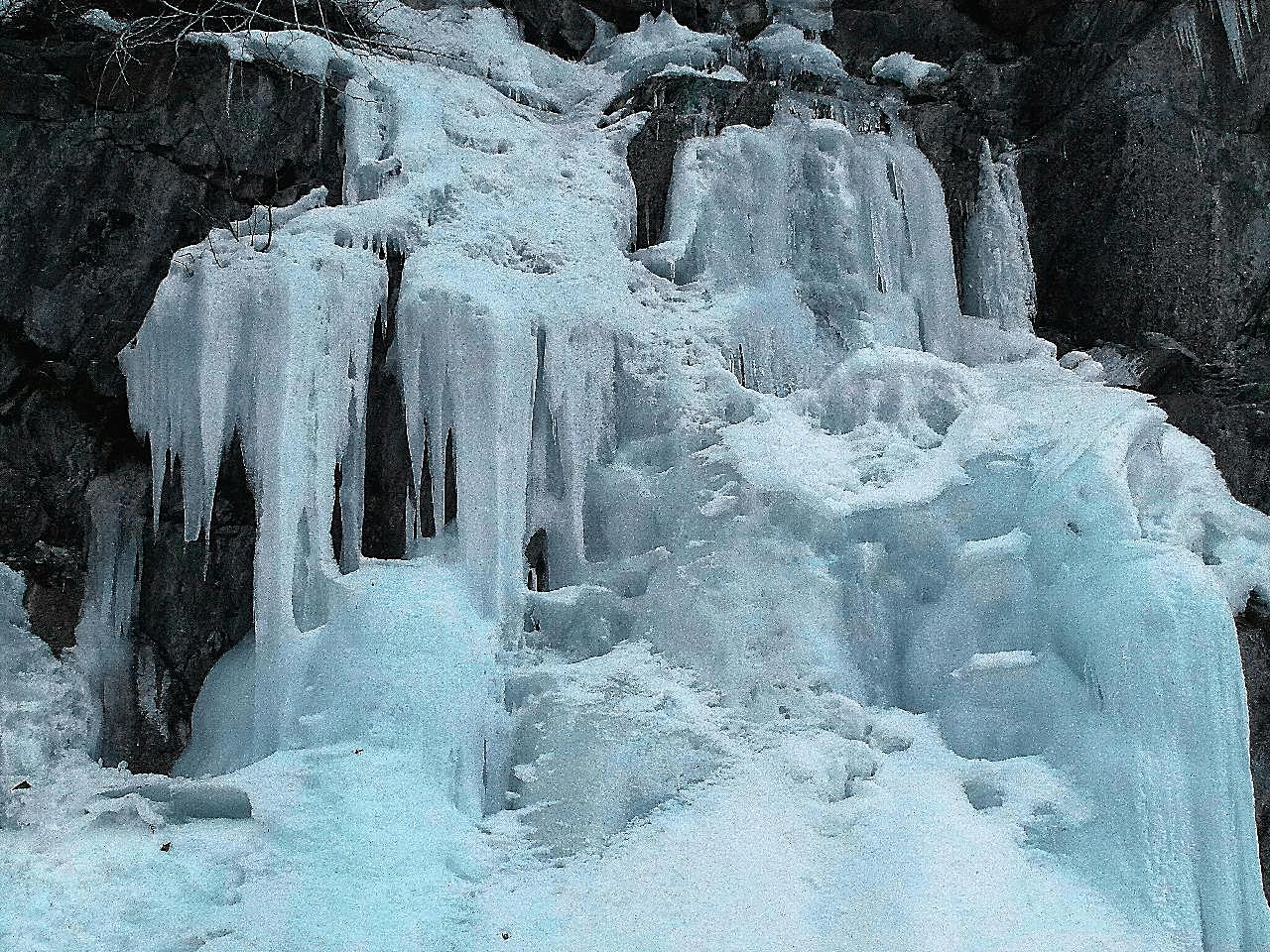结冰的瀑布图片自然