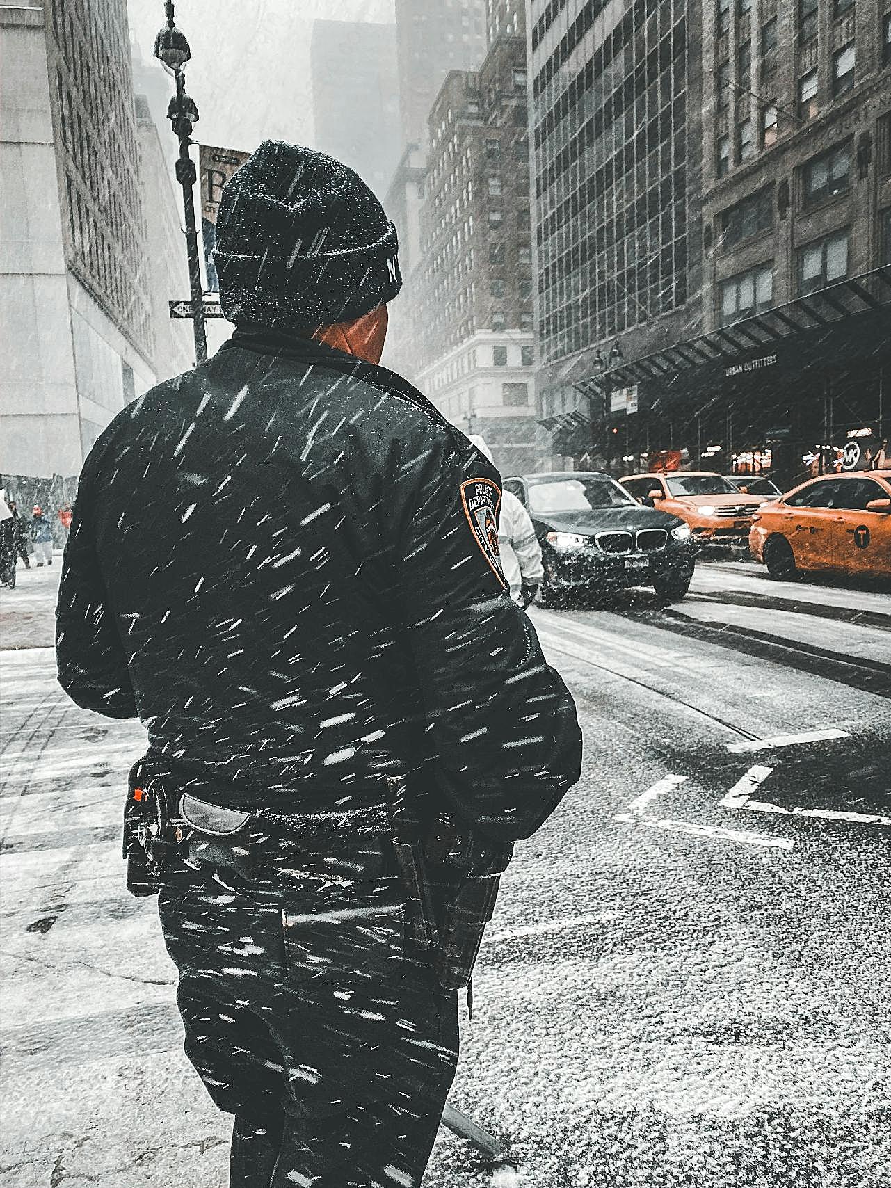 警察雪中背影图片摄影