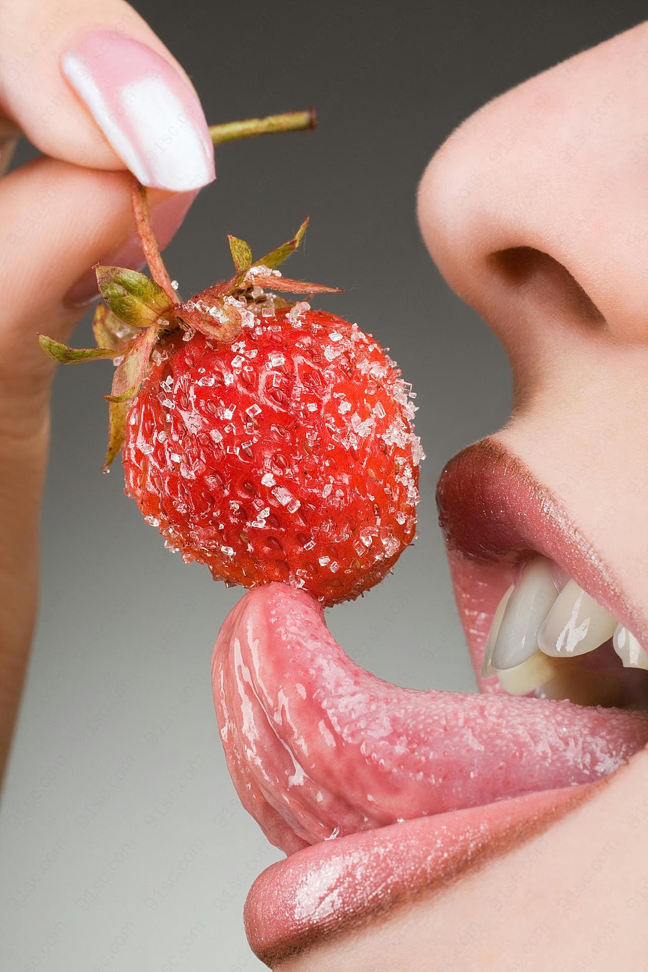 口含草莓美女图片下载人物速写