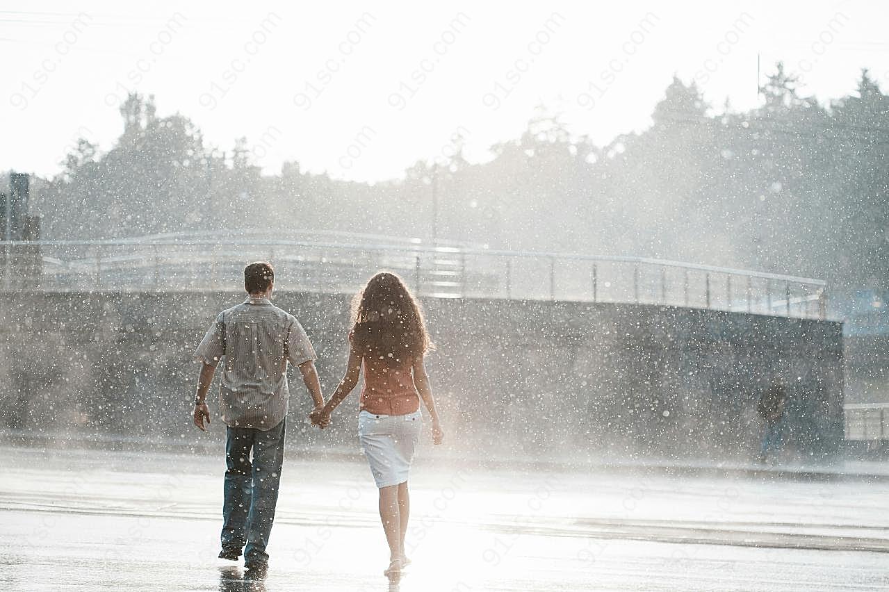 情侣雨中漫步图片情侣图片