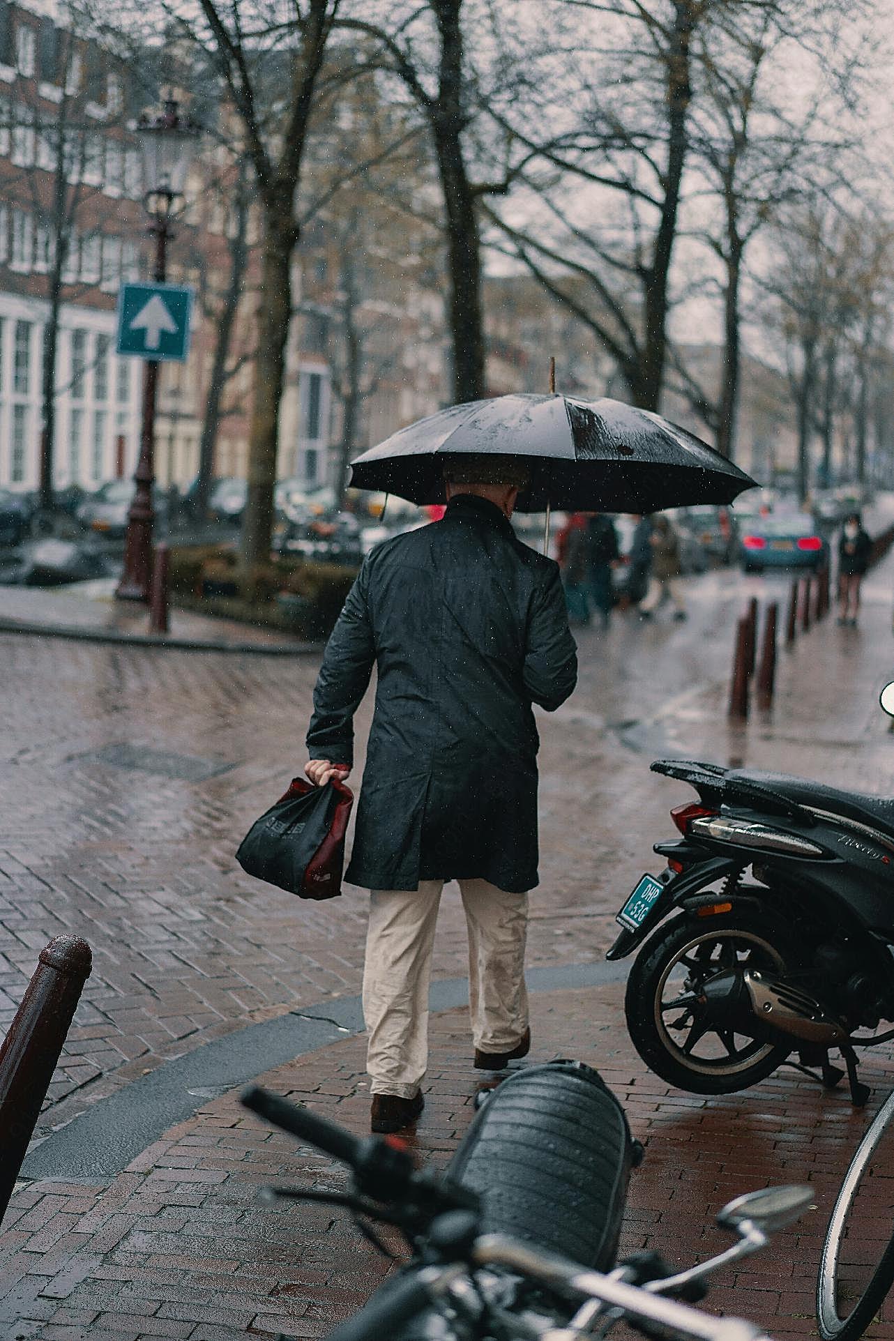 孤独男人雨中撑伞图片人物速写