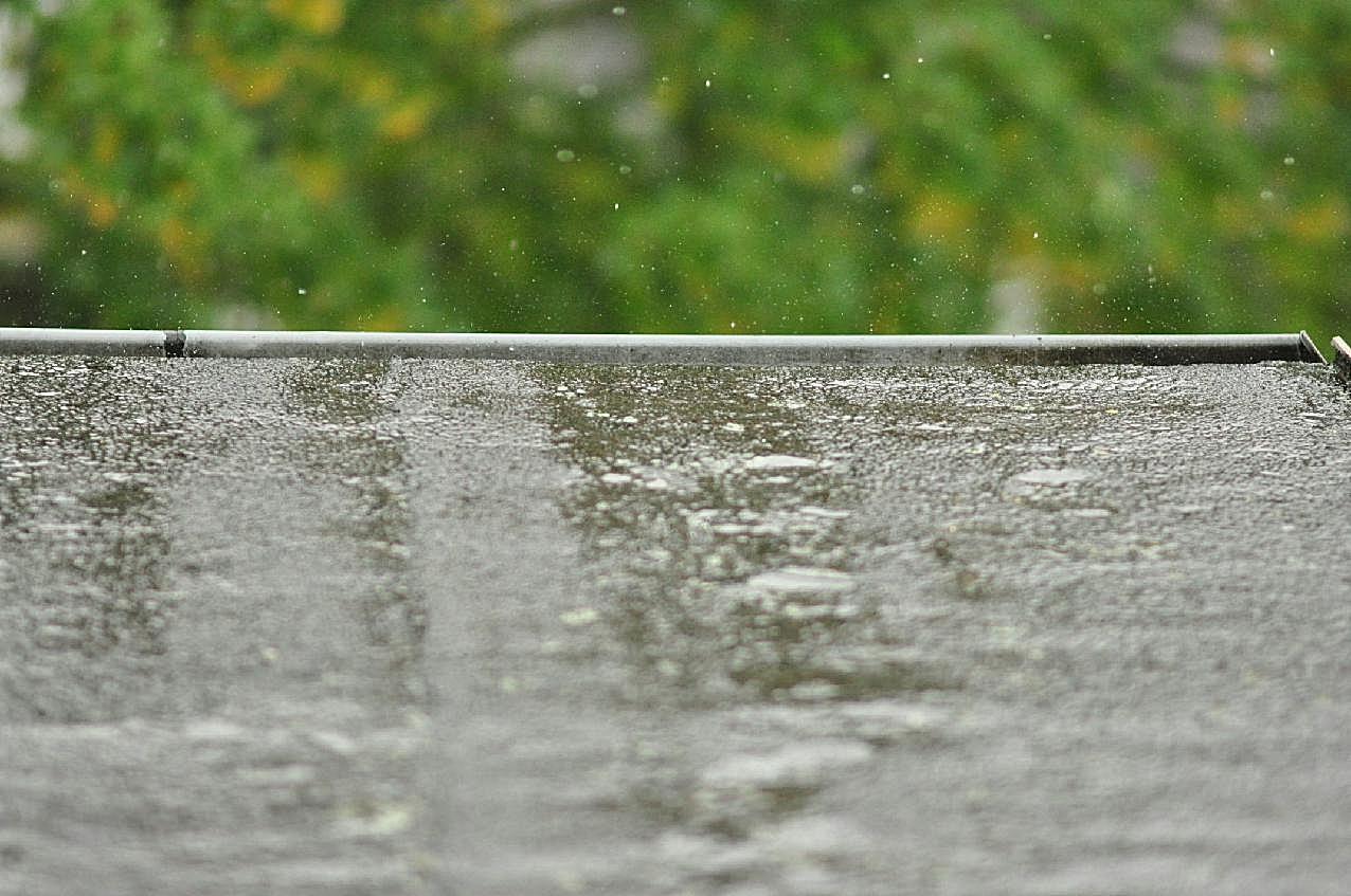 在屋顶上跳跃的雨滴摄影自然